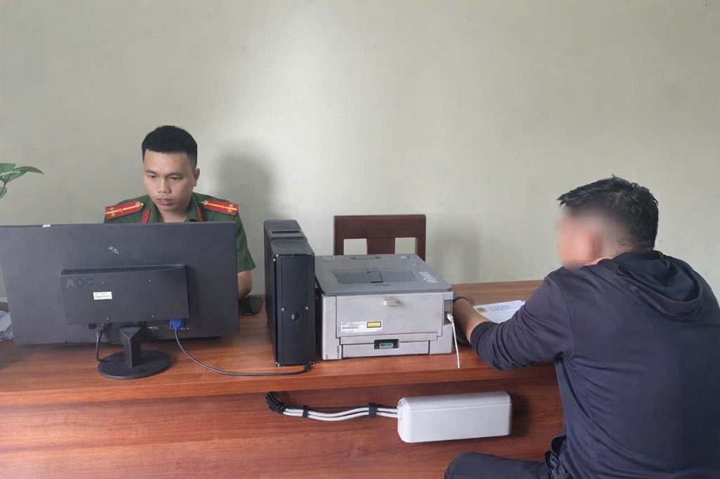 Công an xã Yên Xuân làm việc với người vi phạm