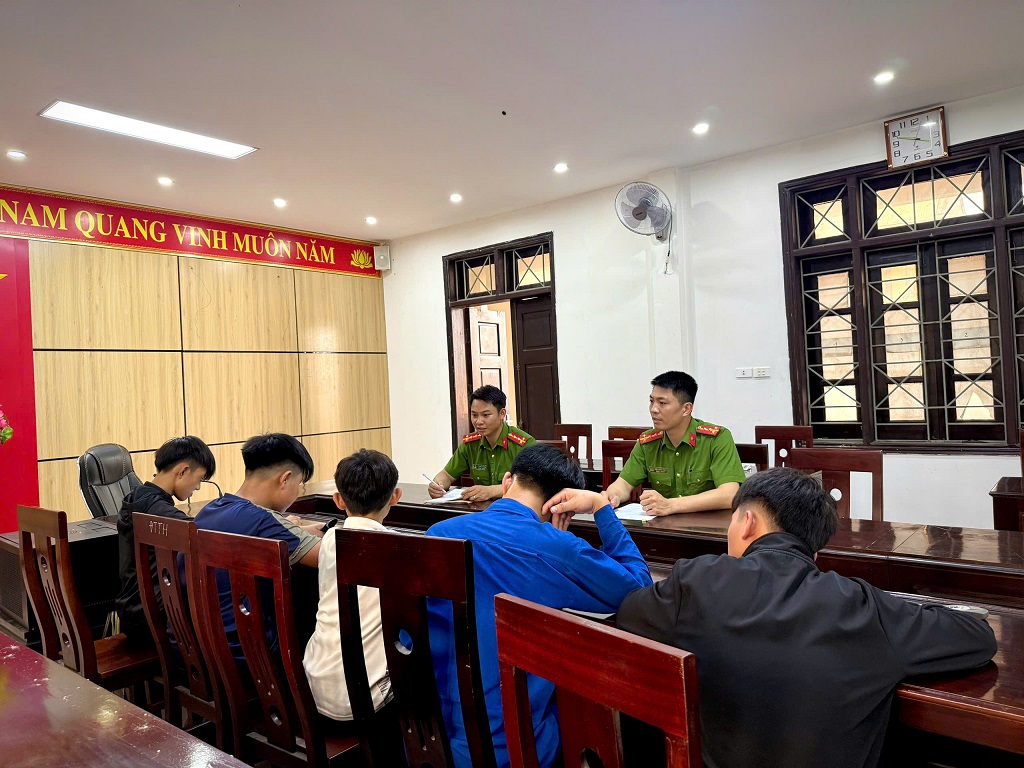 Làm việc với nhóm thanh niên thay đổi kết cấu xe