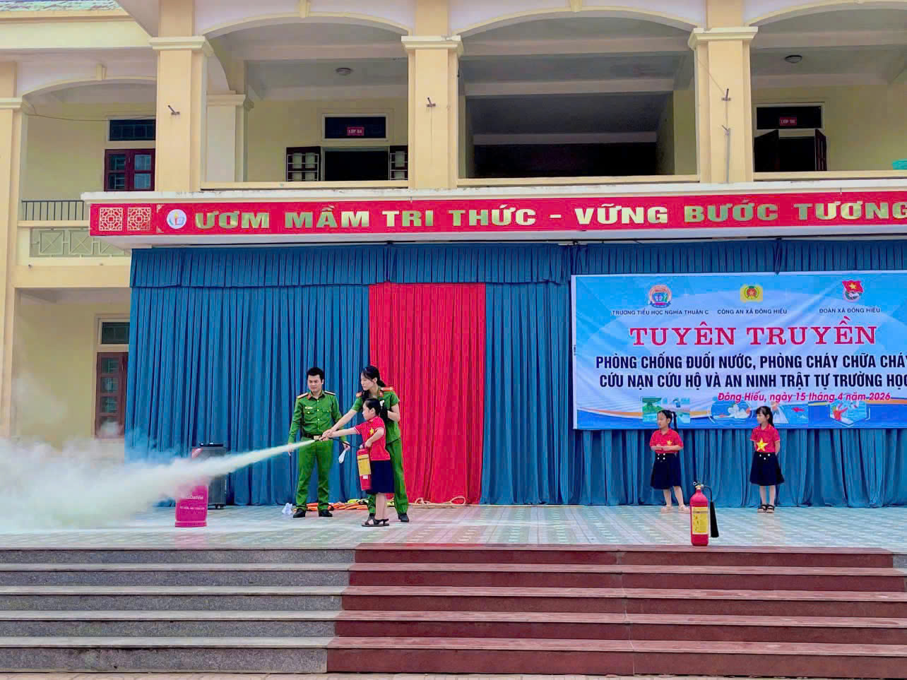 Công an xã Đông Hiếu tuyên truyền phòng, chống đuối nước,  PCCC, CNCH và bảo đảm an ninh trật tự trường học