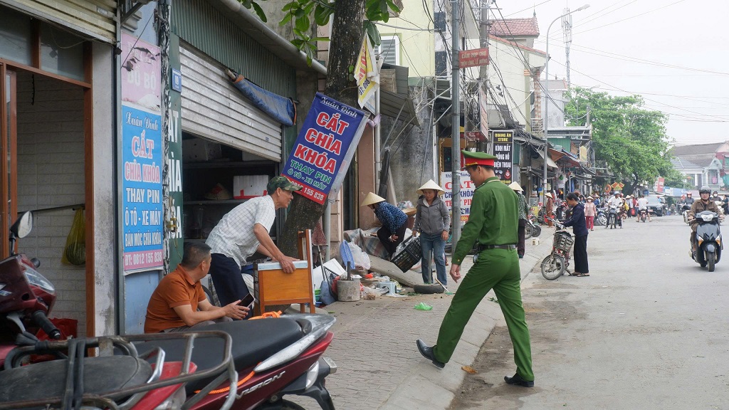 Công an xã Vạn An ra quân giải tỏa, chống tái lấn chiếm hành lang ATGT năm 2026