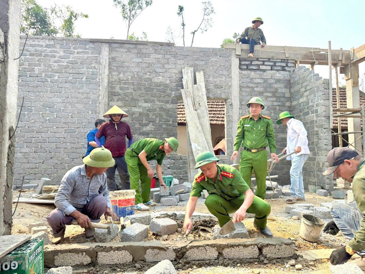 Công an xã Vạn An trực tiếp hỗ trợ đẩy nhanh tiến độ xây dựng nhà 
