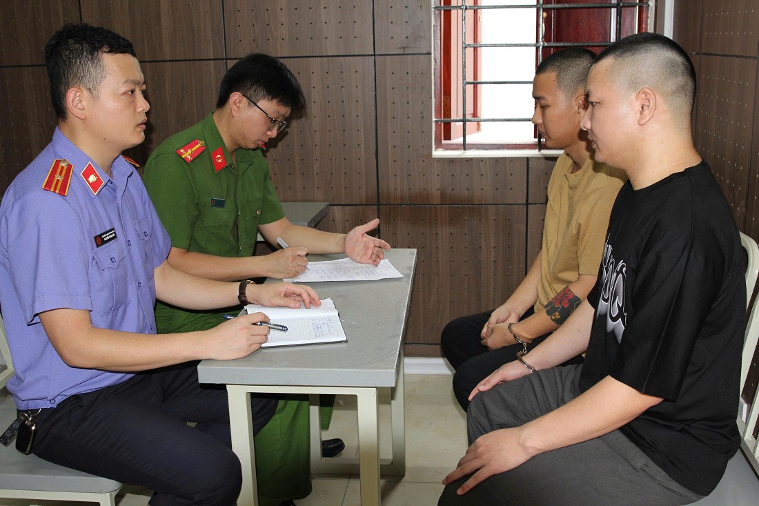Cơ quan chức năng lấy lời khai các đối tượng trong đường dây tội phạm lừa đảo xuyên Quốc gia