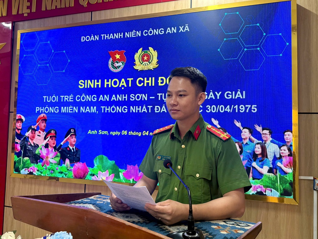 Đại diện chi đoàn phát biểu