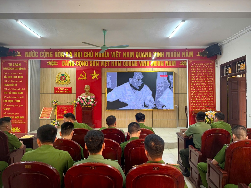 Công an xã tổ chức xem phim tư liệu