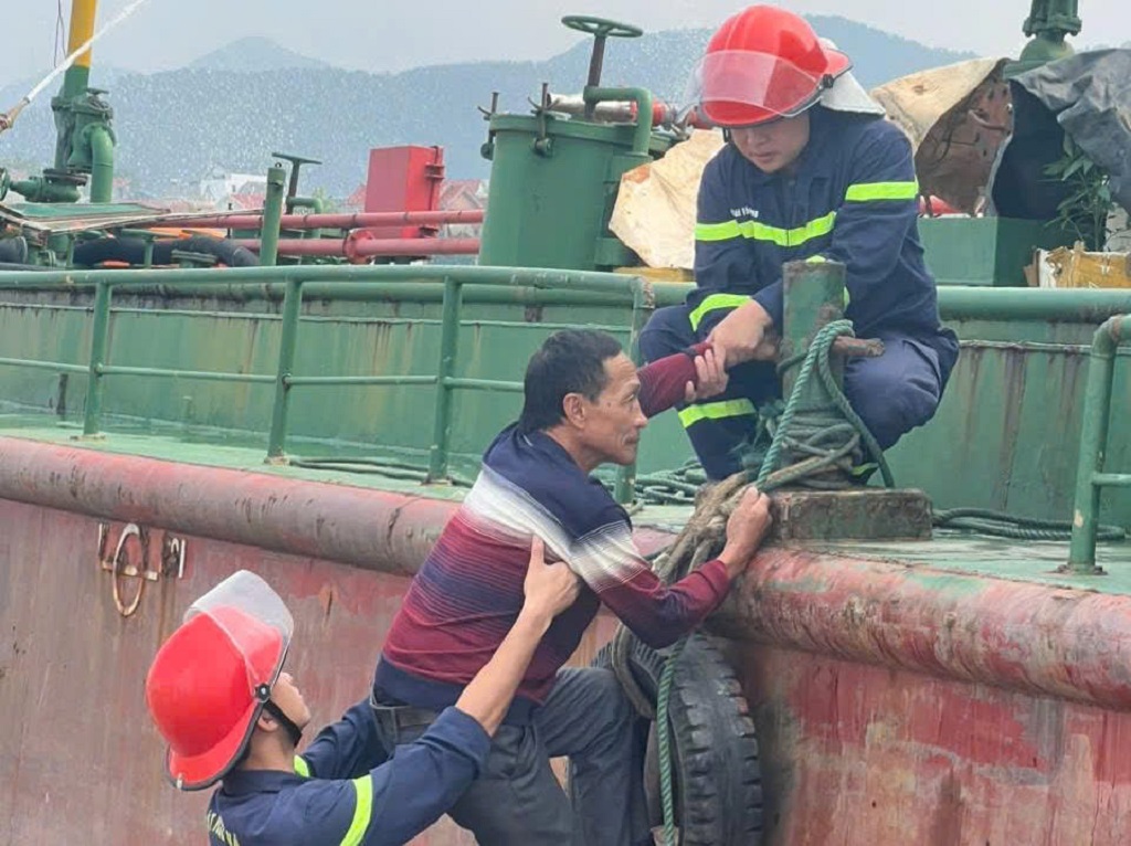 Thực tập chữa cháy tàu chở dầu tại cảng cá Lạch Cờn