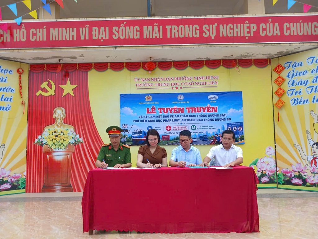 Công an phường Vinh Hưng tuyên truyền pháp luật về trật tự ATGT tại Trường THCS Nghi Liên