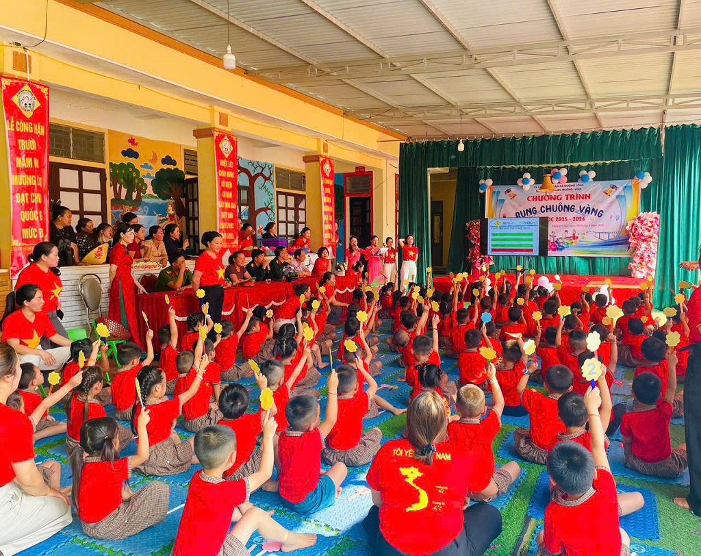Công an xã Mường Lống phối hợp tuyên truyền pháp luật tại trường mầm non