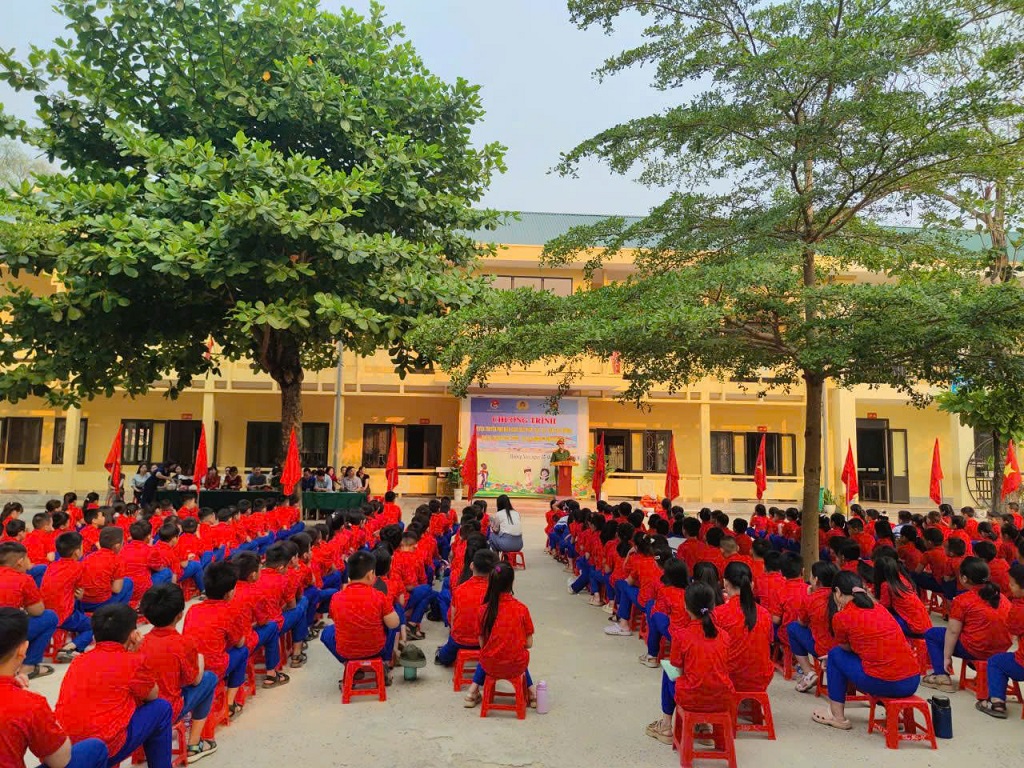 Công an xã Mường Xén phối hợp tuyên truyền, phổ biến pháp luật tại trường mầm non