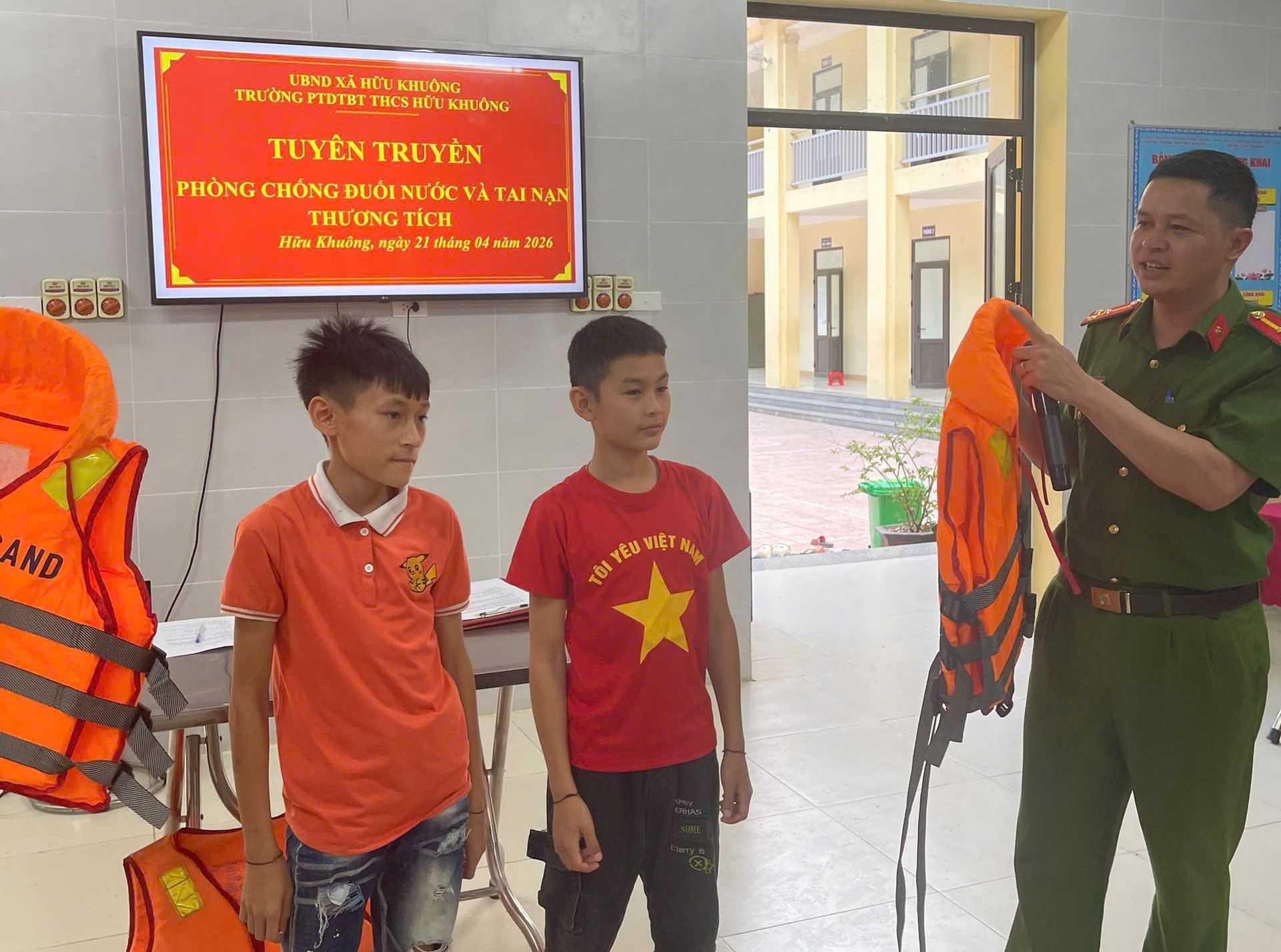 Công an xã Hữu Khuông tuyên truyền phòng chống tai nạn thương tích, đuối nước, cứu nạn cứu hộ cho học sinh