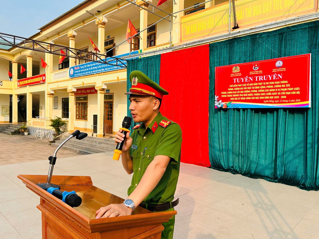 Công an xã Nghĩa Đồng tuyên truyền pháp luật và kỹ năng phòng, chống đuối nước cho học sinh