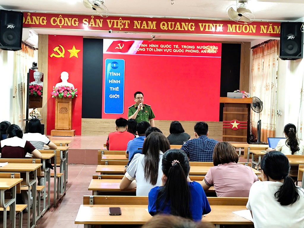 Công an xã Đại Đồng phối hợp giảng dạy cho đảng viên mới năm 2026