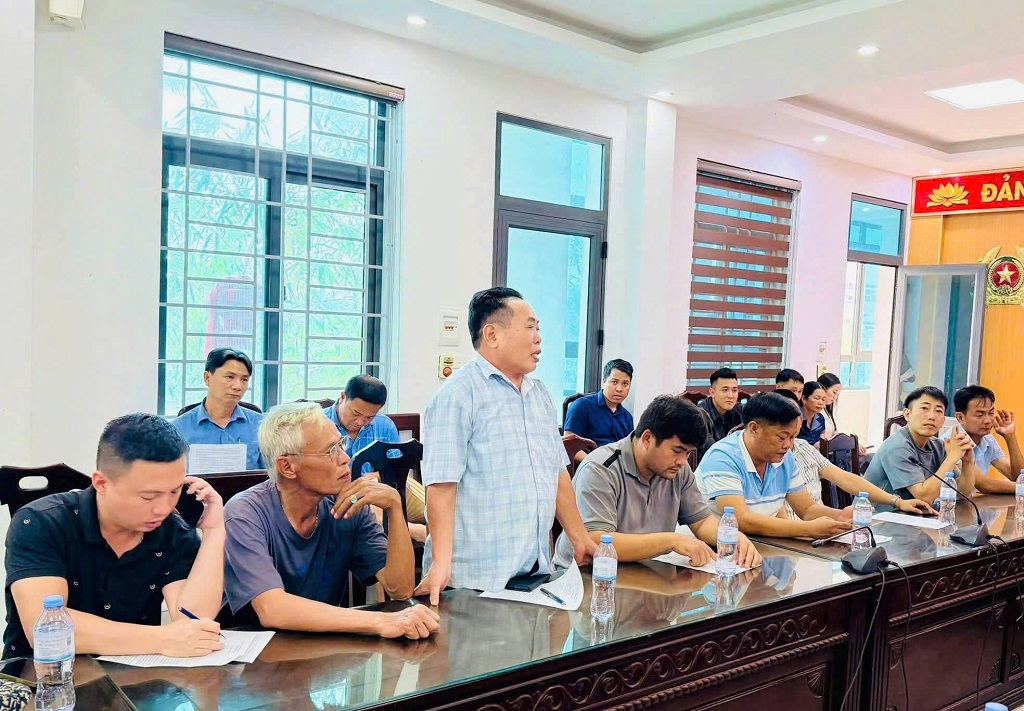 Đại diện chủ bến bãi, chủ mỏ khai thác khoáng sản cùng đại diện doanh nghiệp kinh doanh vận tải phát biểu