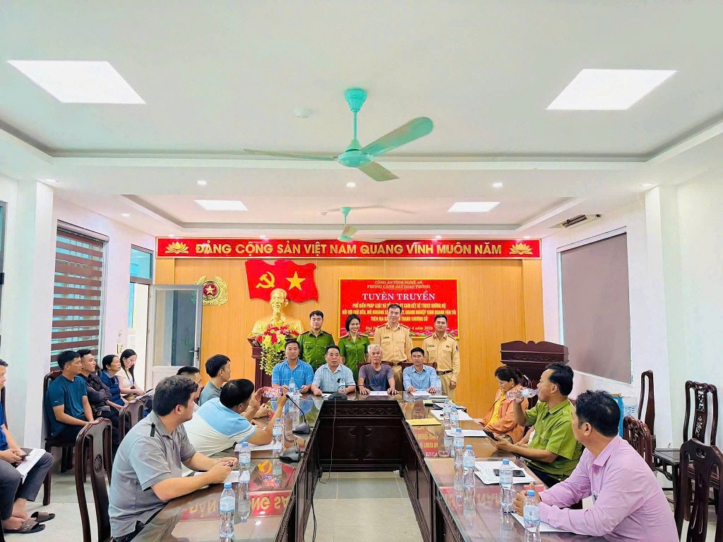 Công an xã Đại Đồng phối hợp tuyên truyền pháp luật cho chủ bến bãi, khai thác khoáng sản
