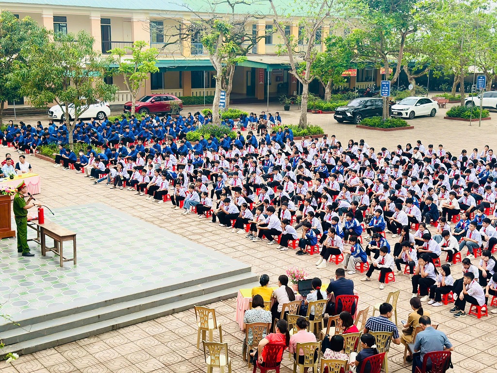 Báo cáo viên tuyên truyền bằng nhiều tình huống thực tế, sinh động, giúp học sinh dễ hiểu, dễ nhớ
