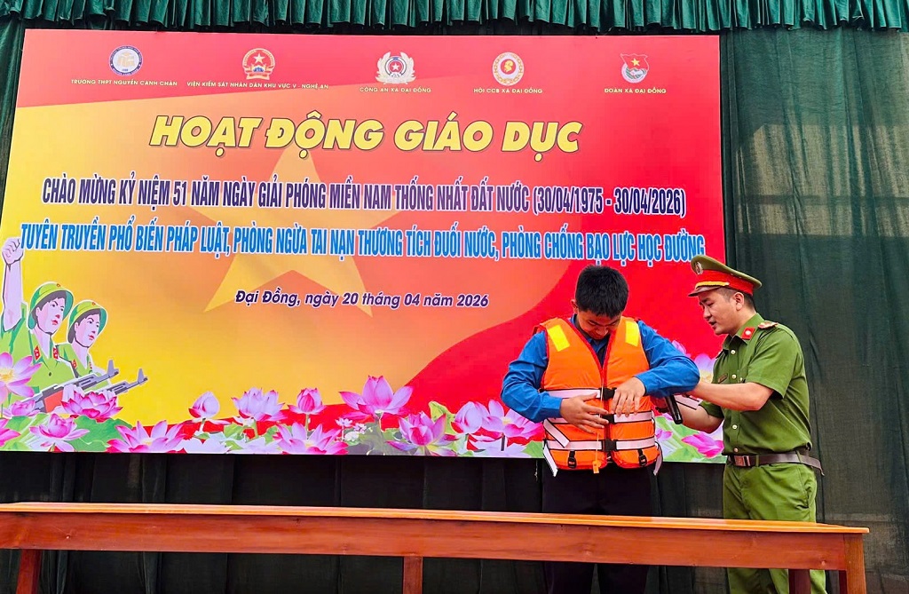 Công an xã Đại Đồng phối hợp tuyên truyền, phổ biến pháp luật tại Trường THPT Nguyễn Cảnh Chân