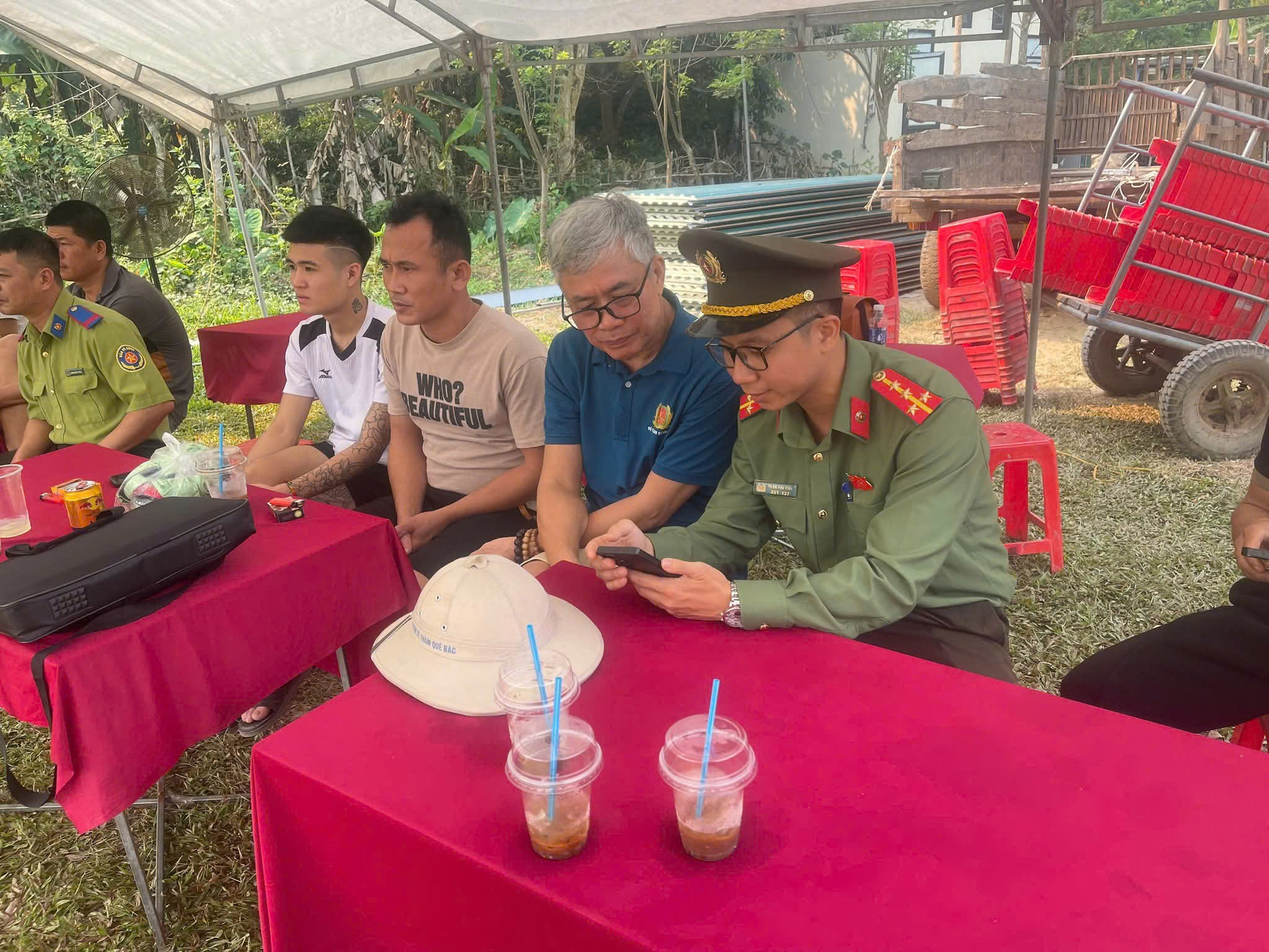 Công an xã Tam Quang hướng dẫn người dân tích hợp tài khoản an sinh xã hội trên ứng dụng VneID tại Đại hội thể dục thể thao