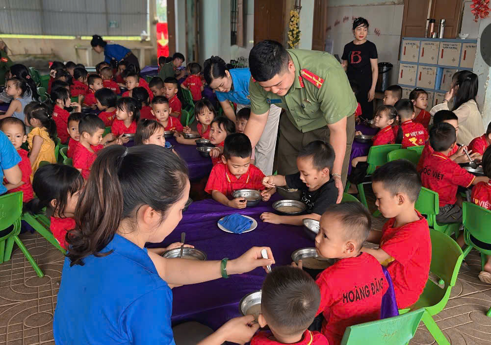 Công an xã Tân An: Tổ chức 'Bát cháo dinh dưỡng