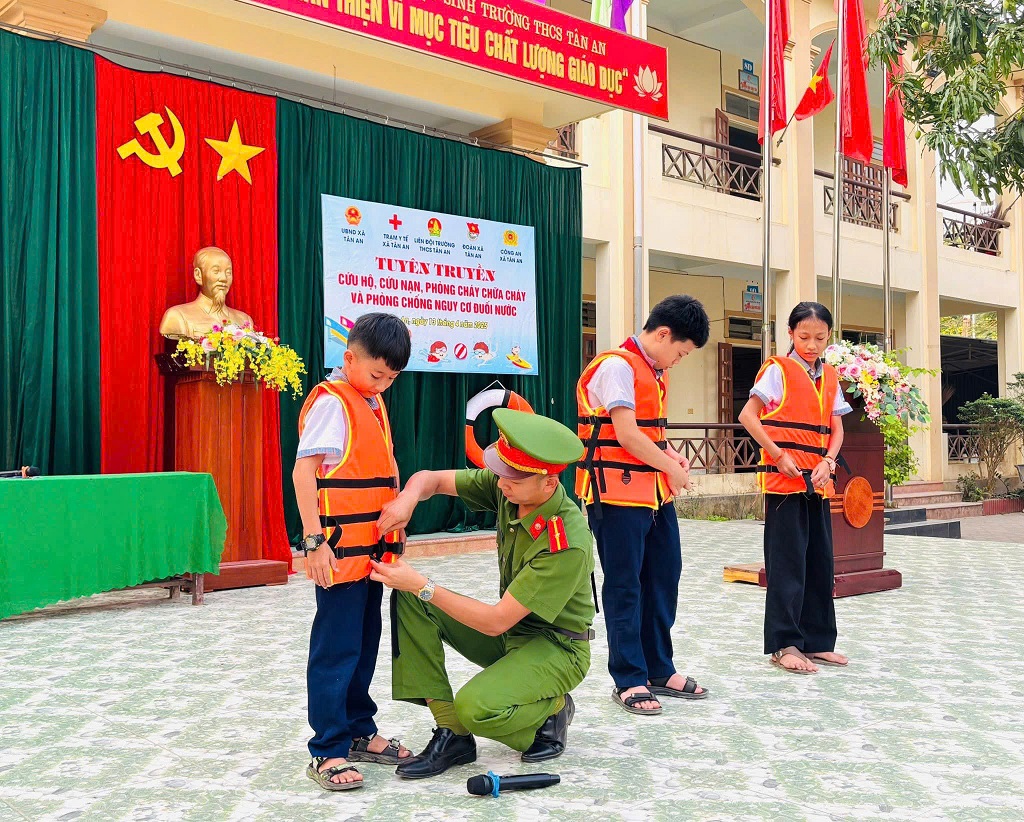 Công an xã Tân An trang bị học sinh kỹ năng phòng, chống đuối nước