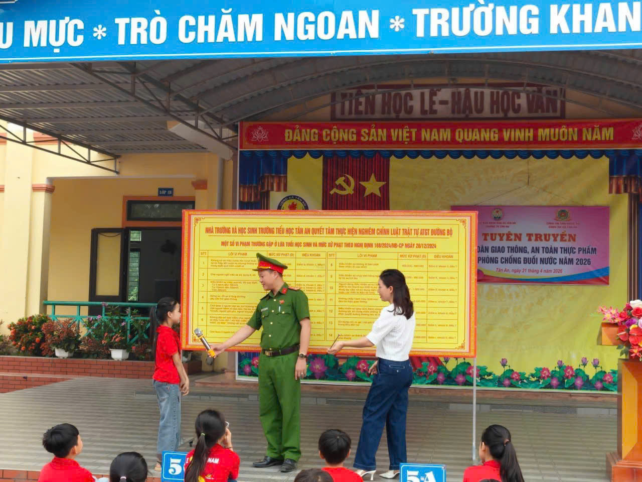 Công an xã Tân An tuyên truyên an toàn giao thông, phòng chống đuối nước và an toàn thực phẩm trong trường học