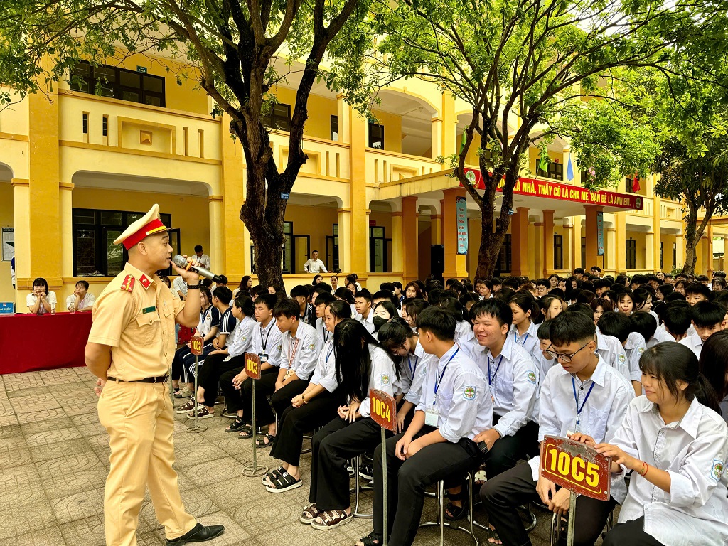 Công an xã Thiên Nhẫn phối hợp tuyên truyền phòng tránh đuối nước, ATGT và kỹ năng lái xe an toàn cho học sinh