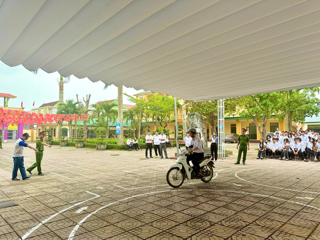 Hướng dẫn học sinh bài thi thực hành sát hạch bằng lái xe