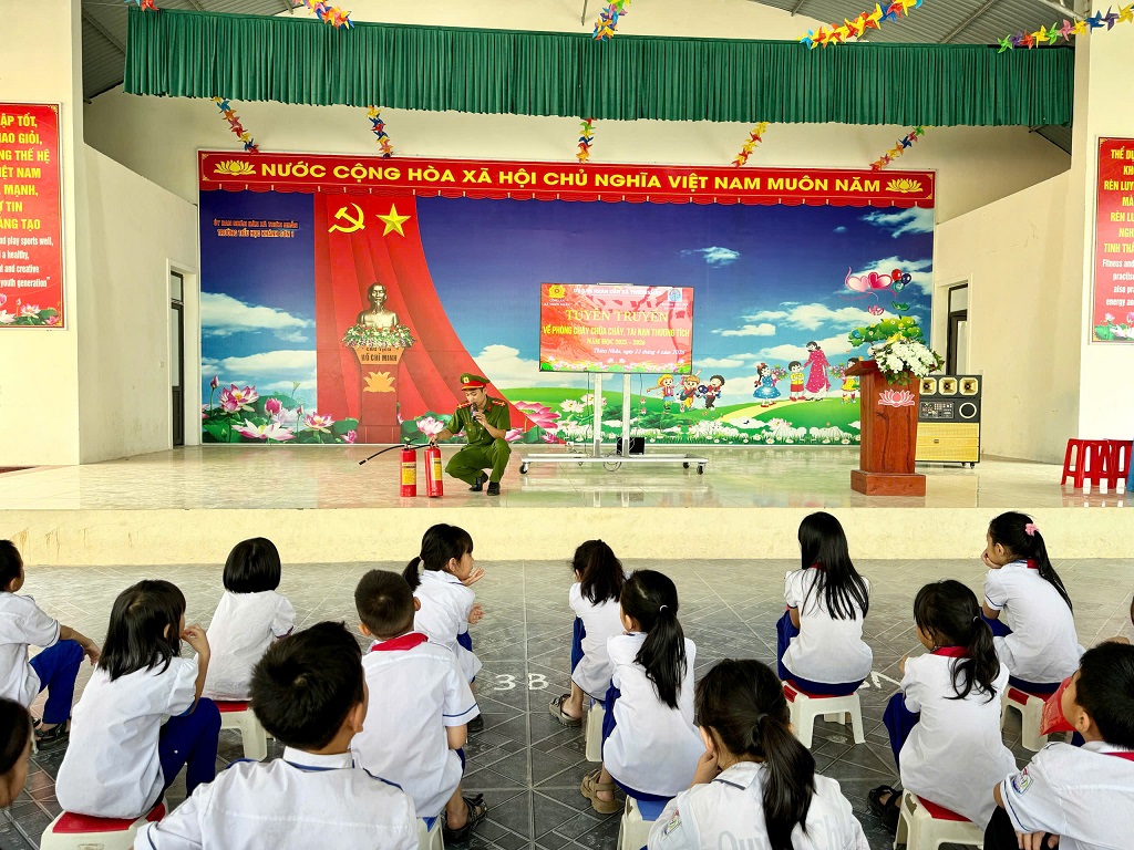 Công an xã Thiên Nhẫn phối hợp tuyên truyền, phổ biến pháp luật trong trường học