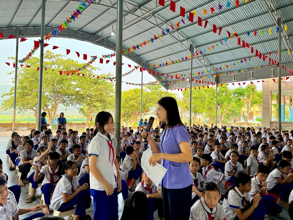 Công an xã Thiên Nhẫn phối hợp với Viện Kiểm sát nhân dân Khu vực 5 Nghệ An tổ chức buổi tuyên truyền, phổ biến pháp luật cho học sinh