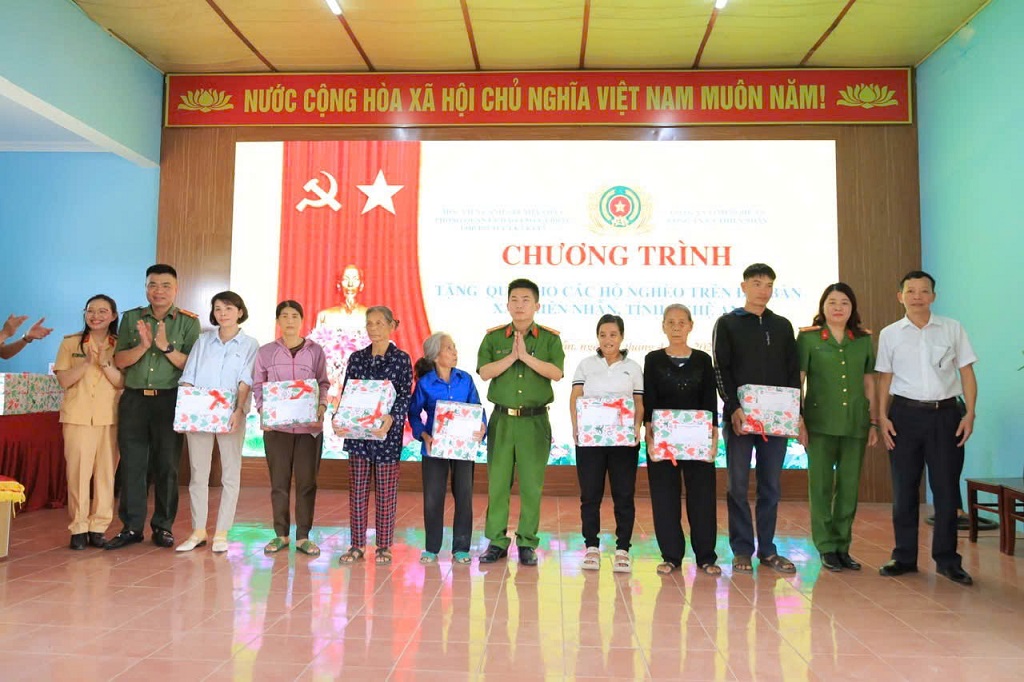 Công an xã Thiên Nhẫn phối hợp với Học viện Cảnh sát nhân dân trao quà tặng gia đình có hoàn cảnh đặc biệt khó  khăn