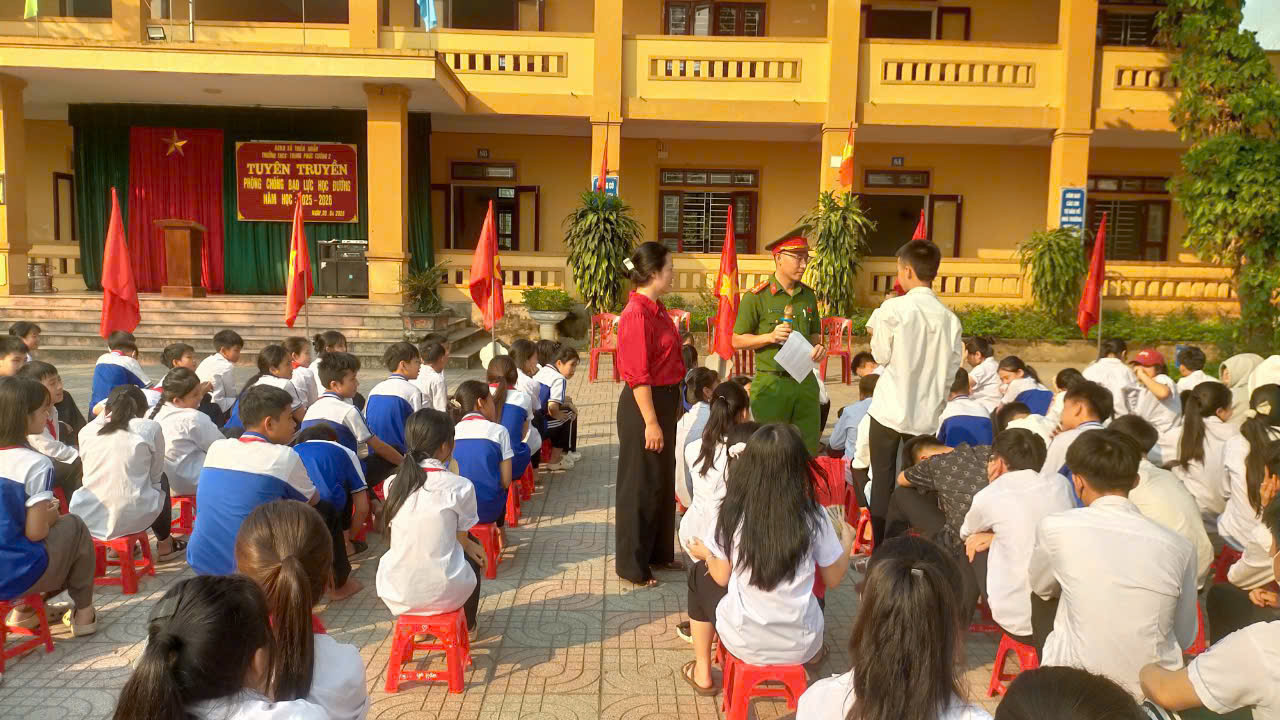 Công an xã Thiên Nhẫn tuyên truyền, phổ biến pháp luật về phòng, chống bạo lực học đường