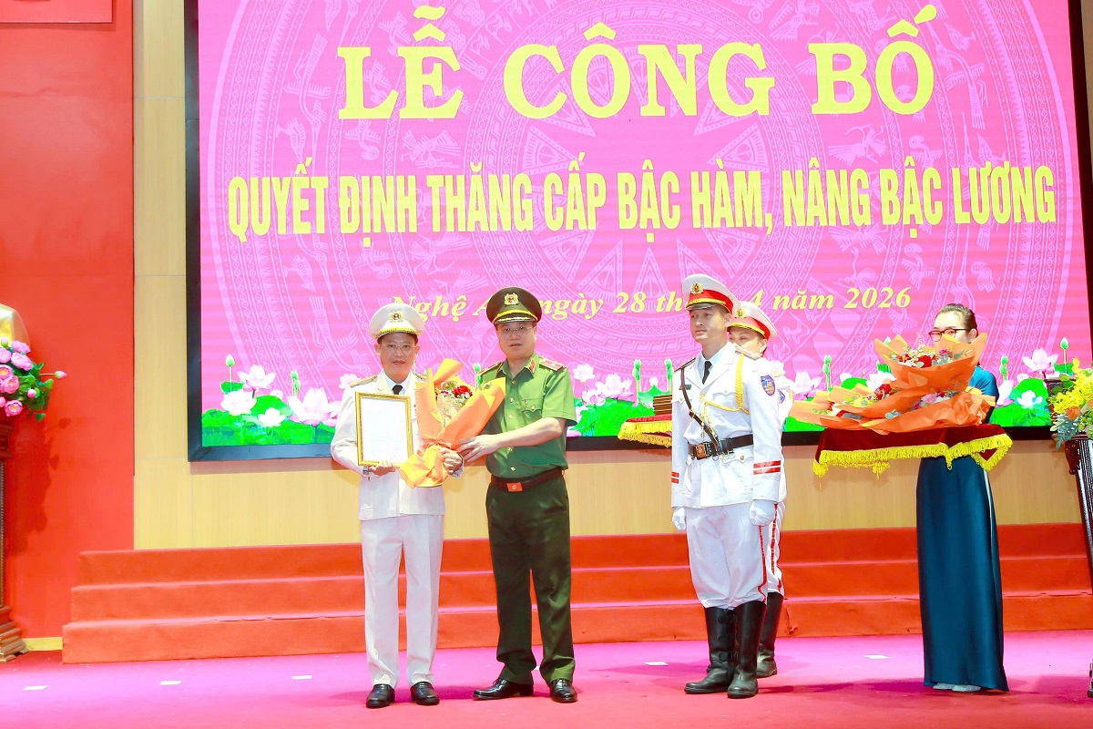 Đồng chí Thiếu tướng Đinh Việt Dũng, Ủy viên Ban Thường vụ Tỉnh ủy, Bí thư Đảng ủy, Giám đốc Công an tỉnh trao quyết định, tặng hoa chúc mừng các đồng chí được thăng cấp bậc hàm Đại tá
