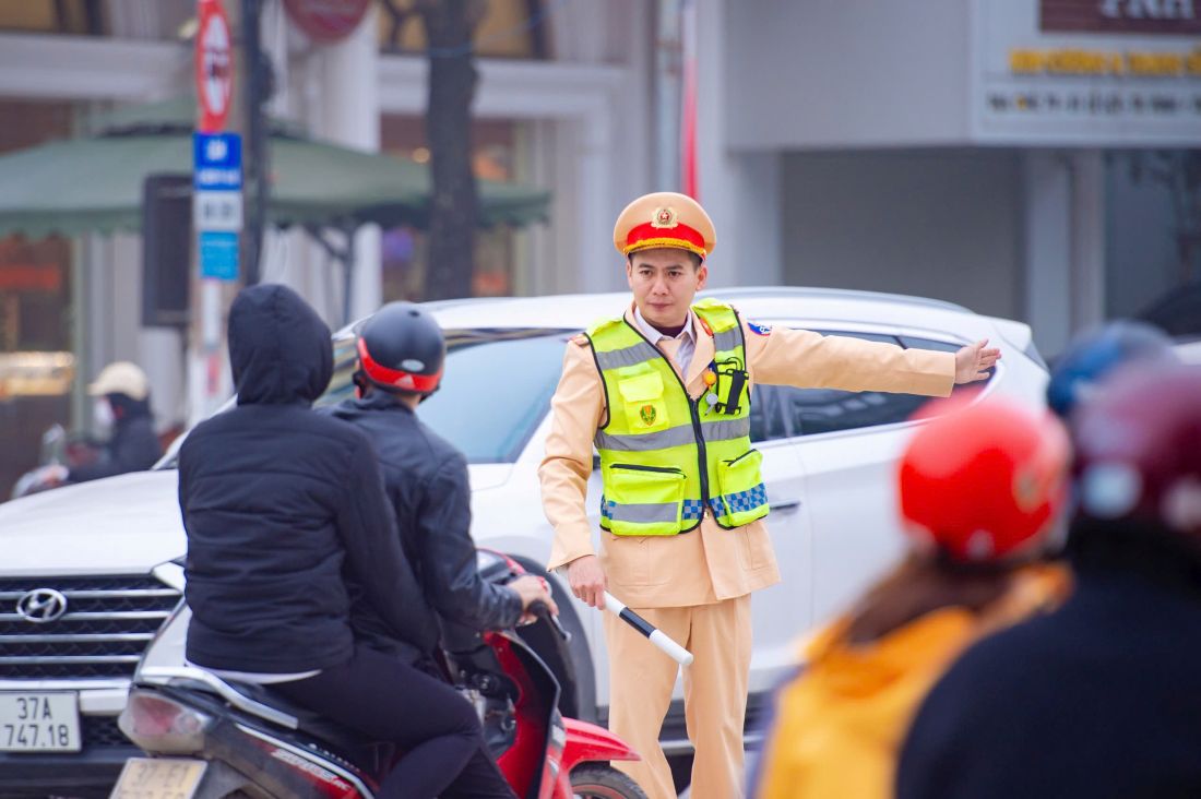 Cảnh sát giao thông phân luồng, bảo đảm trật tự an toàn giao thông