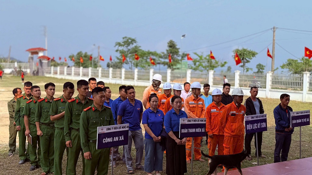 Công an xã Huồi Tụ phối hợp Điện lực Kỳ Sơn ra quân giải phóng hành lang an toàn lưới điện cao áp