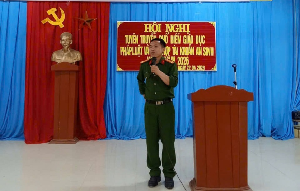 Công an xã Mường Lống phổ biến pháp luật và tích hợp tài khoản an sinh tại bản Xám Xúm