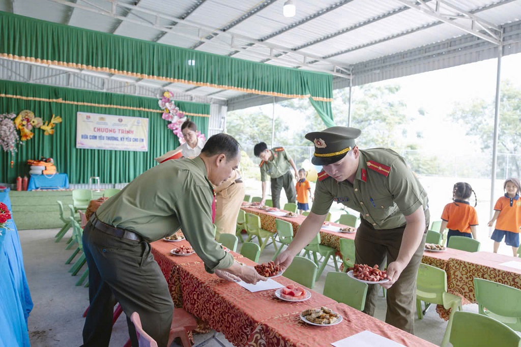 Công an xã Mường Xén phối hợp tổ chức chương trình 