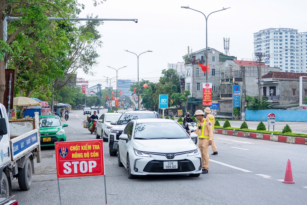 CSGT tuần tra kiểm soát, xử lý nghiêm vi phạm về TTATGT