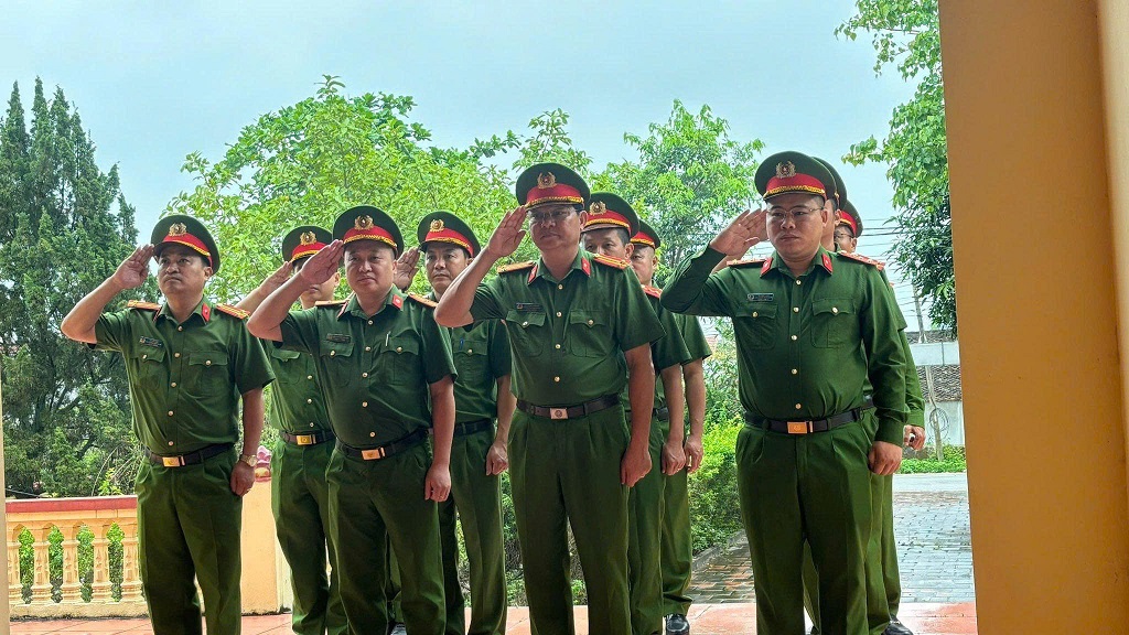 Dâng hương tri ân Anh hùng liệt sĩ nhân kỷ niệm 51 năm Ngày Giải phóng miền Nam, thống nhất đất nước