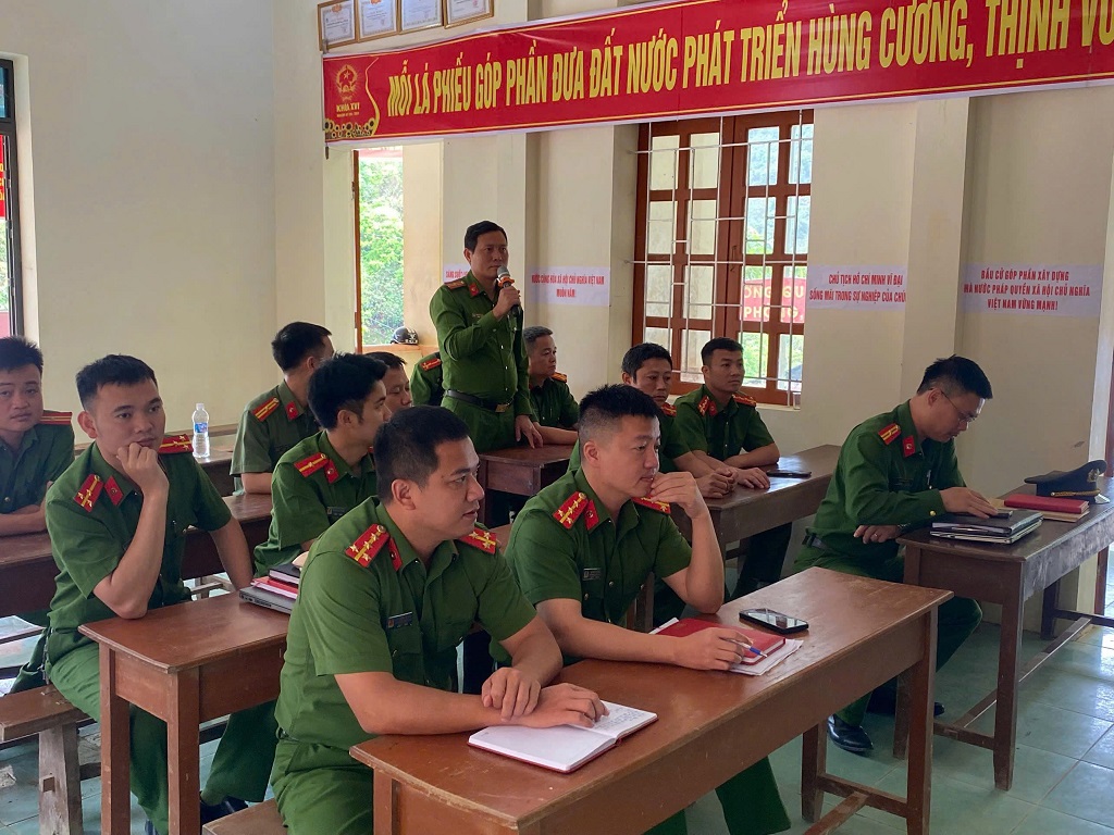 Cán bộ Công an xã phát biểu