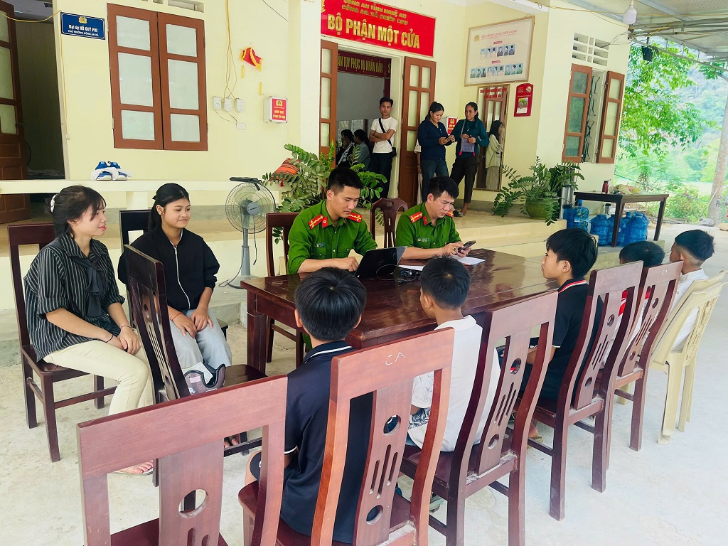 Công an xã Chiêu Lưu triển khai đợt cao điểm tích hợp tài khoản ASXH, cấp tài khoản định danh điện tử mức độ 2