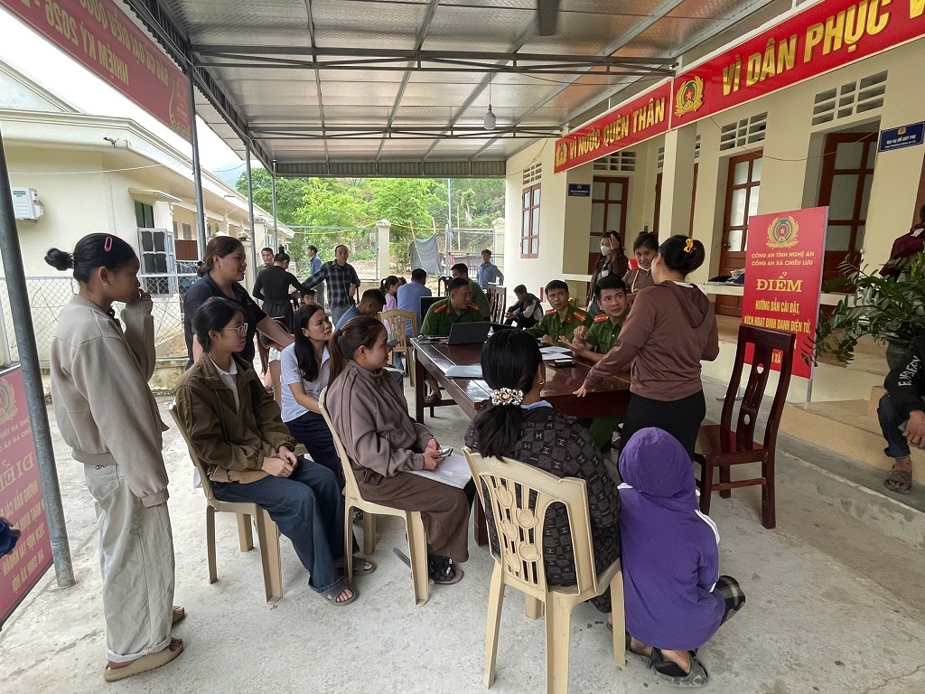 Công an xã Chiêu Lưu tăng cường giải quyết thủ tục hành chính cho người dân