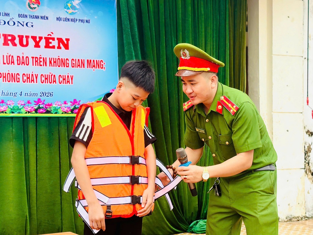 Công an xã Đại Đồng phối hợp tuyên truyền, phổ biến pháp luật tại Trường THCS Thanh Lĩnh