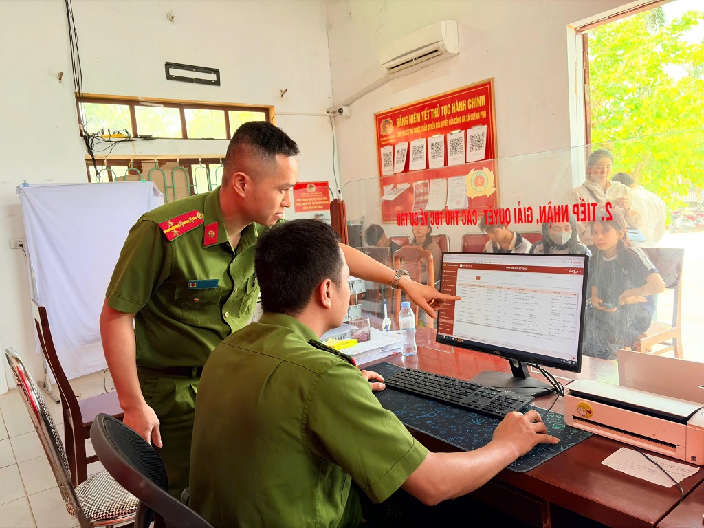 Công an xã tiến hành rà soát, khai thác dữ liệu trên Cơ sở dữ liệu quốc gia về dân cư