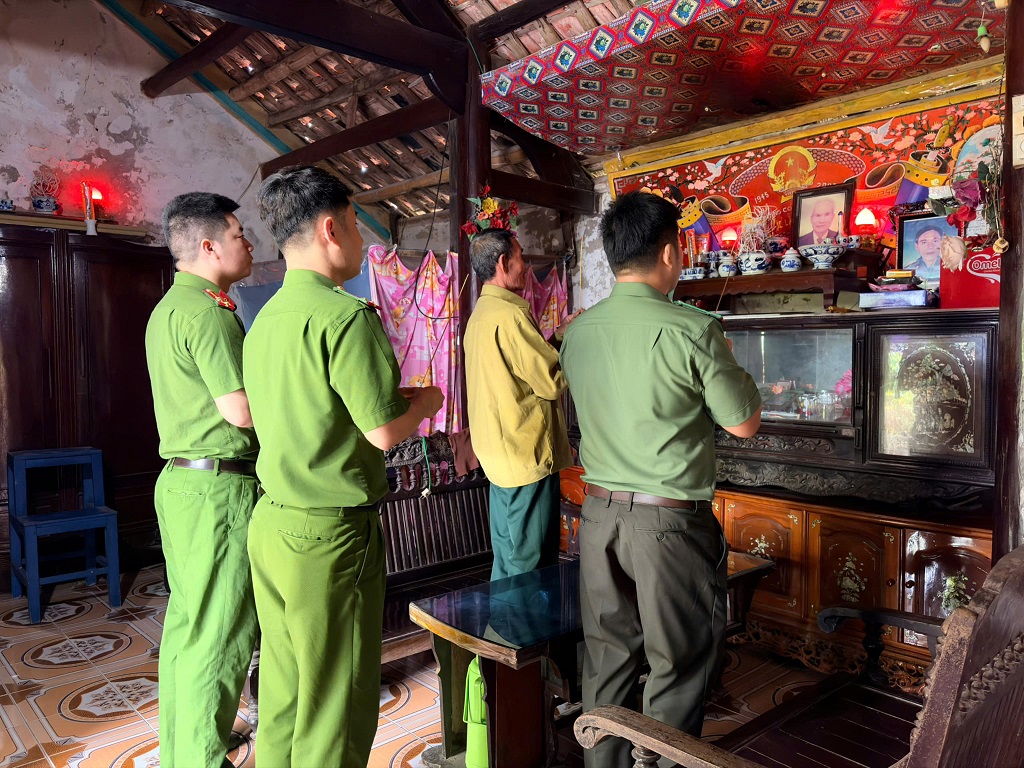 Công an xã Quỳnh Phú thắp hương tri ân Liệt sĩ Nguyễn Viết Điều