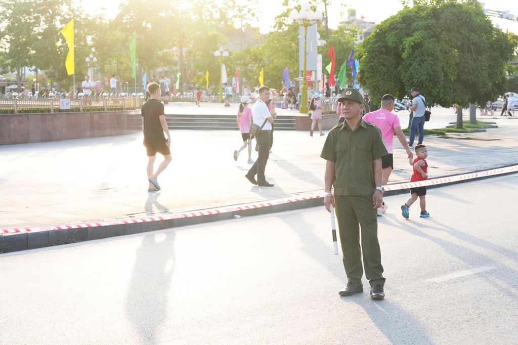 Các lực lượng triển khai phương án phân luồng, điều tiết giao thông, đảm bảo các tuyến đường thông suốt, không xảy ra ùn tắc