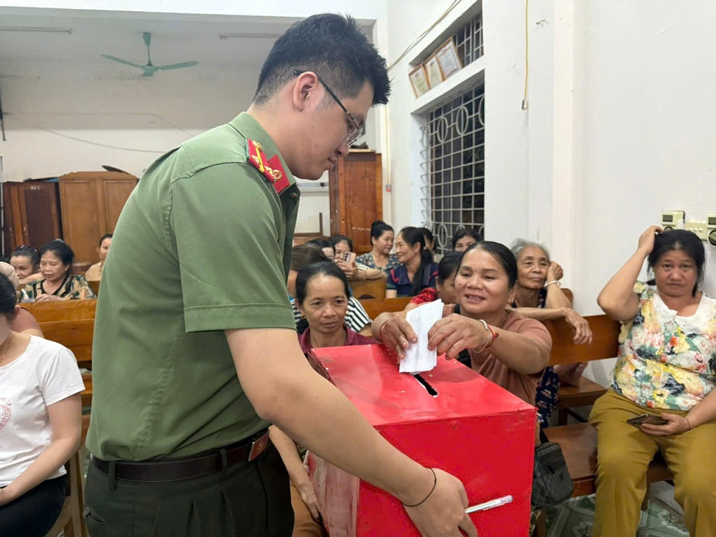 Người dân bỏ phiếu tố giác tội phạm