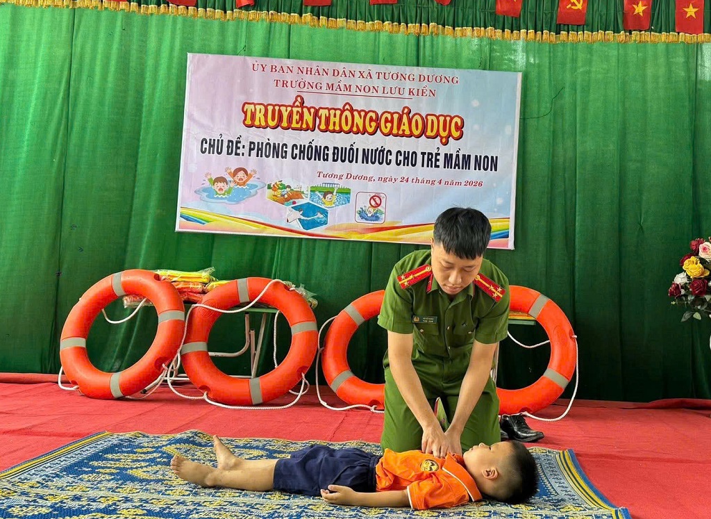 Công an xã Tương Dương tuyên truyền kỹ năng, phòng chống tai nạn đuối nước cho trẻ mầm non