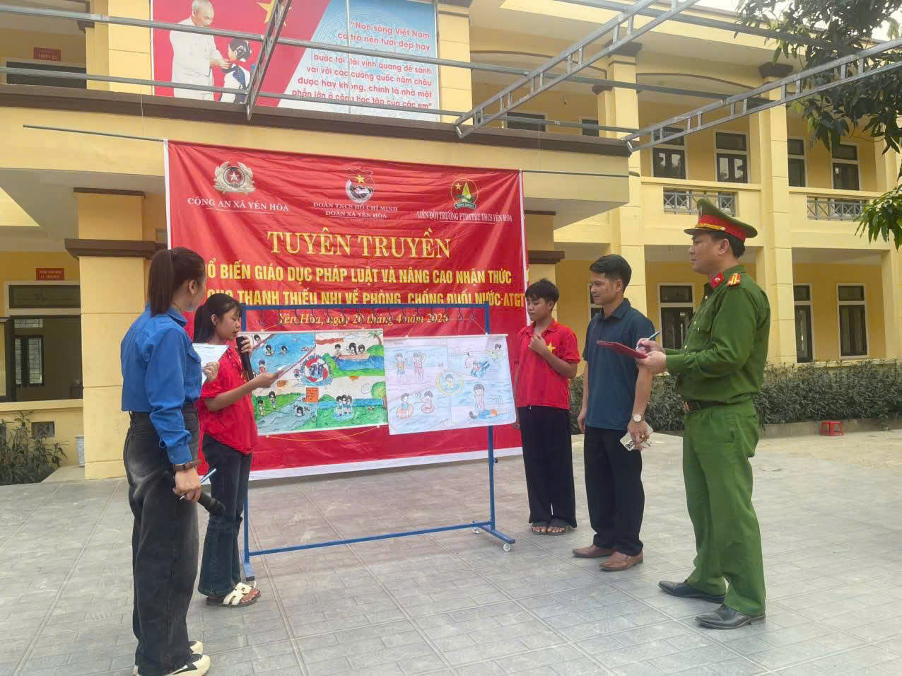 Công an xã Yên Hòa tuyên truyền, phổ biến pháp luật cho học sinh
