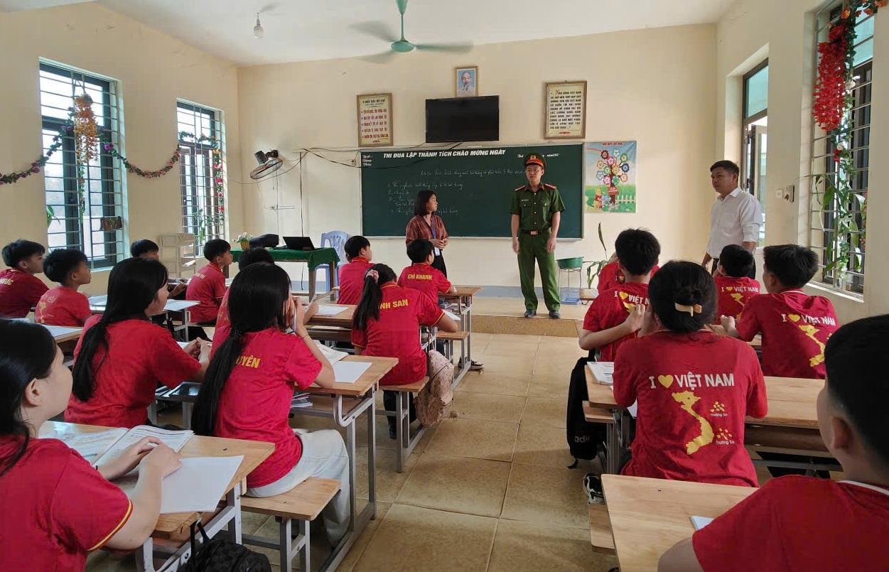 Công an xã Yên Hòa kiểm tra, ngăn chặn học sinh mang vũ khí, vật liệu nổ, công cụ hỗ trợ, phương tiện nguy hiểm đến trường