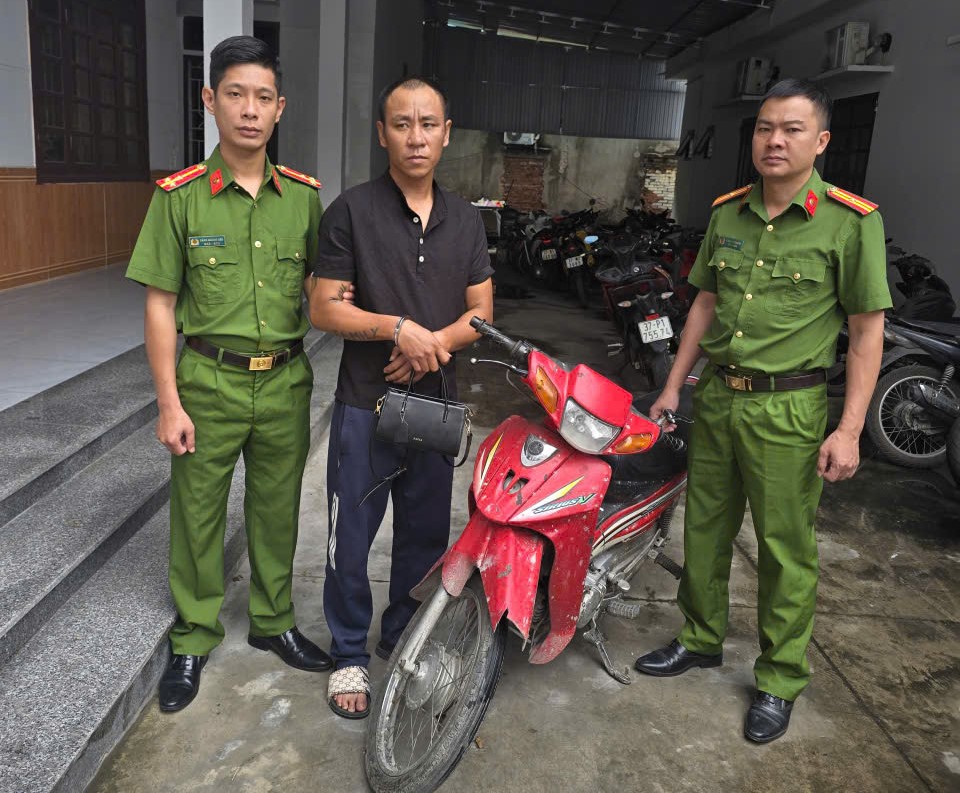 Bắt đối tượng cướp giật tài sản có 08 tiền án, tiền sự