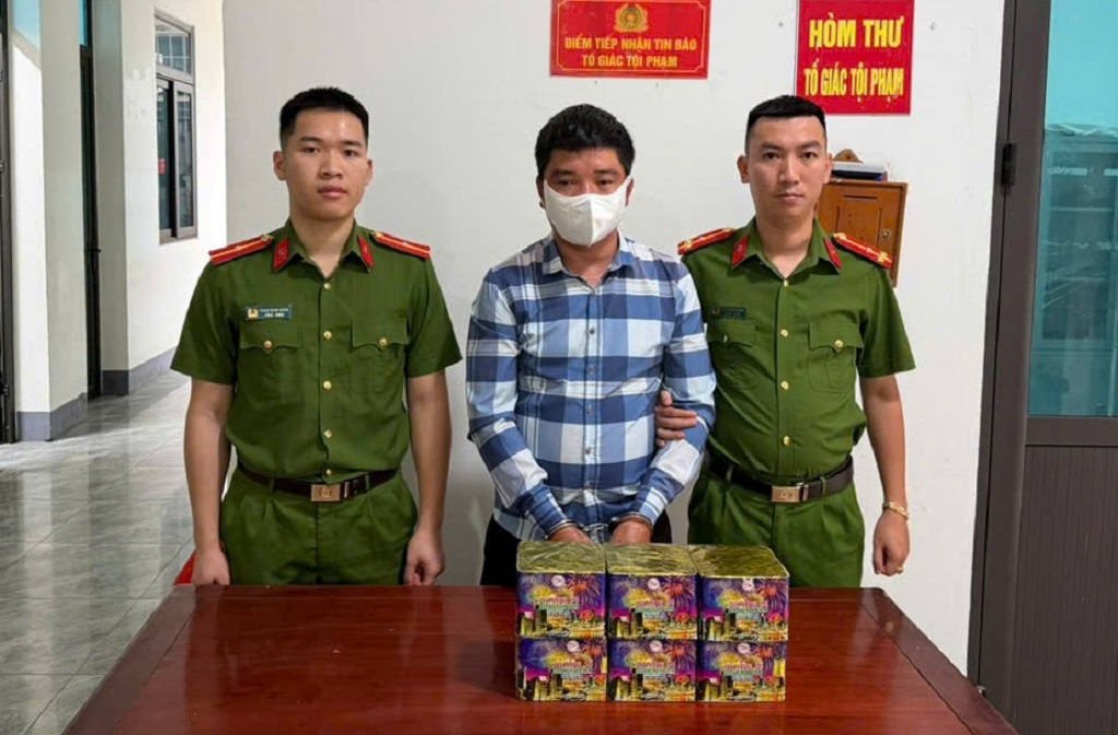 Công an phường Thành Vinh bắt giữ đối tượng tàng trữ 6,57kg pháo nổ