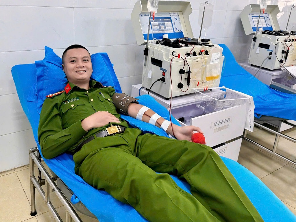Đại úy Lê Quốc Huy tham gia hiến máu